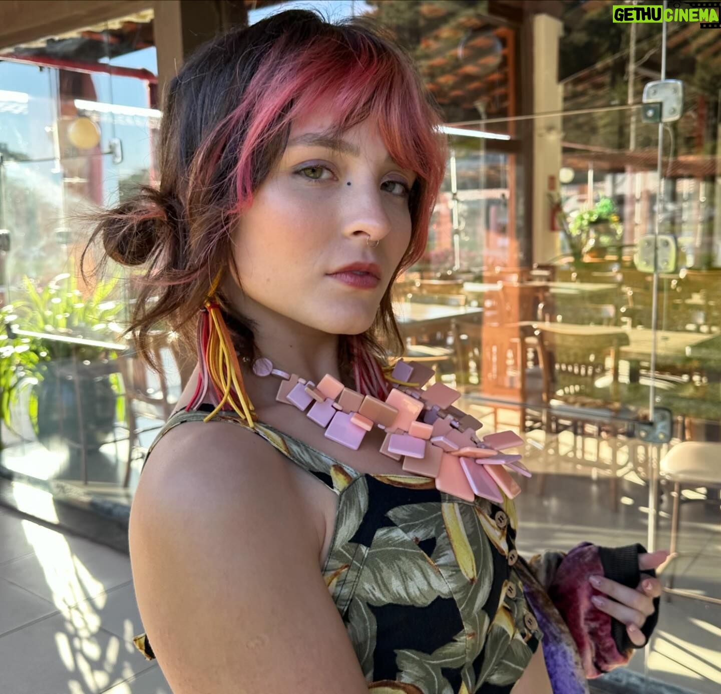 Larissa Manoela Instagram - Tbt 1 ano atrás, vivendo minha Penélope e transformando a vida em arte ❤️🔥 “Traição Entre Amigas” ainda sem data de estreia mas com a certeza de que é um filmão que chega em breve pra vocês 🎬