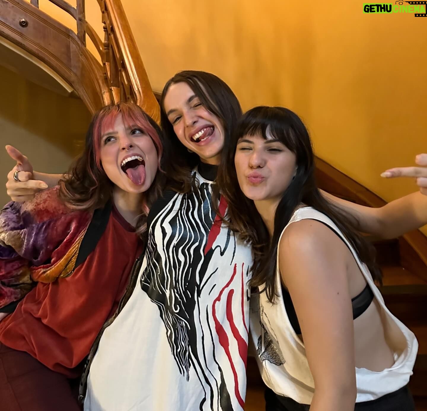 Larissa Manoela Instagram - Tbt 1 ano atrás, vivendo minha Penélope e transformando a vida em arte ❤️🔥 “Traição Entre Amigas” ainda sem data de estreia mas com a certeza de que é um filmão que chega em breve pra vocês 🎬