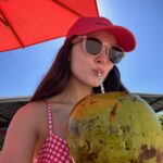 Larissa Manoela Instagram - Iniciando a semana da melhor maneira 🩵🌴🌊
