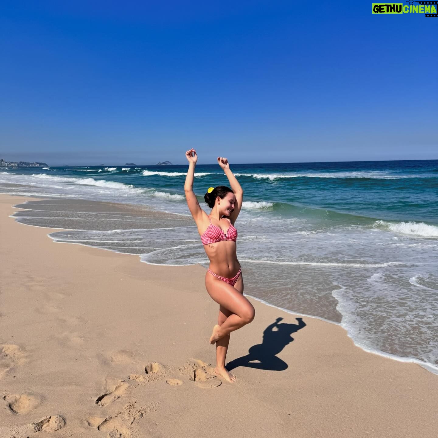 Larissa Manoela Instagram - Iniciando a semana da melhor maneira 🩵🌴🌊