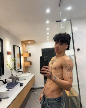 Larri Merritt Instagram - felt sexy, might delete 😝