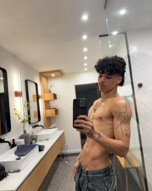 Larri Merritt Instagram - felt sexy, might delete 😝