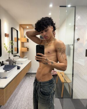 Larri Merritt Instagram - felt sexy, might delete 😝