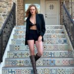 Larsen Thompson Instagram - feelin bold with the return of the Mermaid🖤 #SergioRossi #srMermaid #ad