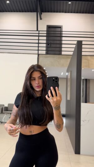 Lary Bottino Instagram - back