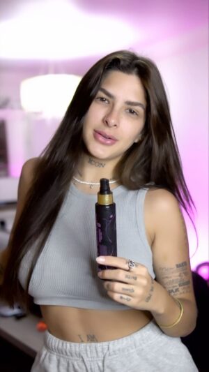 Lary Bottino Instagram - Todo mundo me pergunta a mesma coisa e eu sempre digo: o Rosa Selvagem é perfeito! 

✅ Clareia manchas escuras
✅ Trata e previne foliculite 
✅ Hidrata profundamente 
✅ Melhora a aparência de tatuagens 

E é claro que tem DESCONTO. É só usar meu cupom “ *LARY15* ” e você ganha 20%OFF e FRETE GRÁTIS.