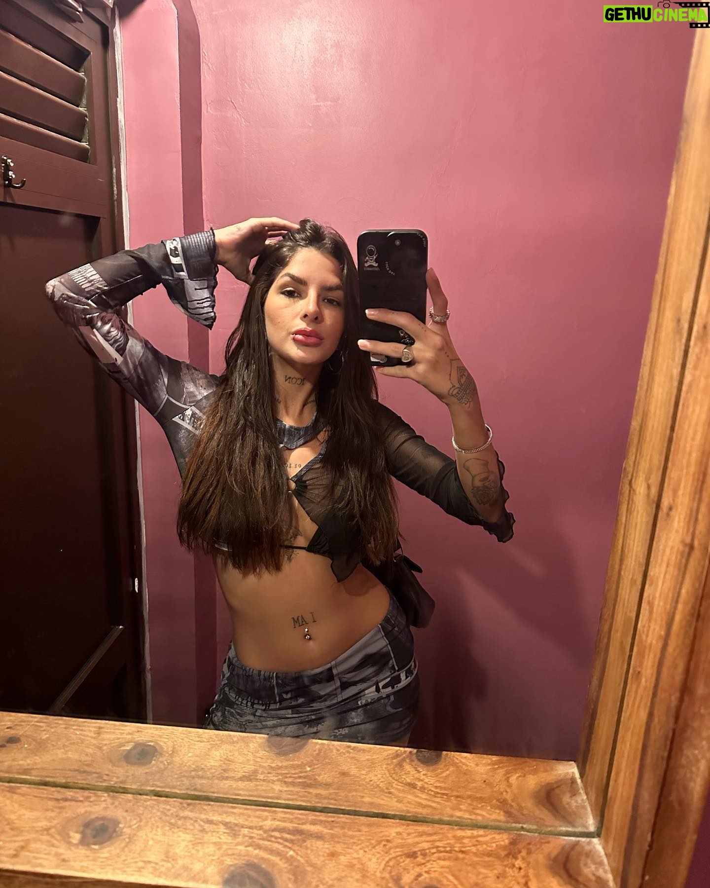 Lary Bottino Instagram - fotos perdidas como despedida do paraíso 🥺🩶