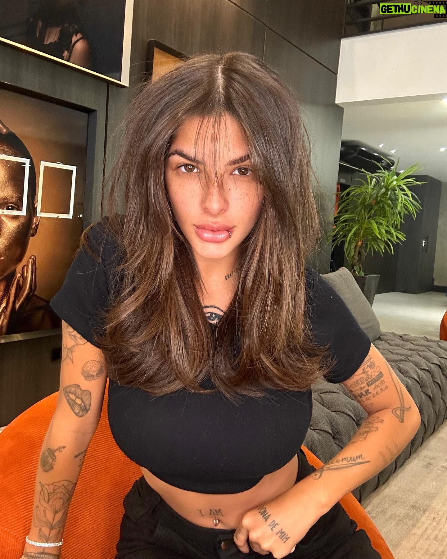 Lary Bottino Instagram - não largo não troco, meu corte perfeito no lugar perfeito ✨✨