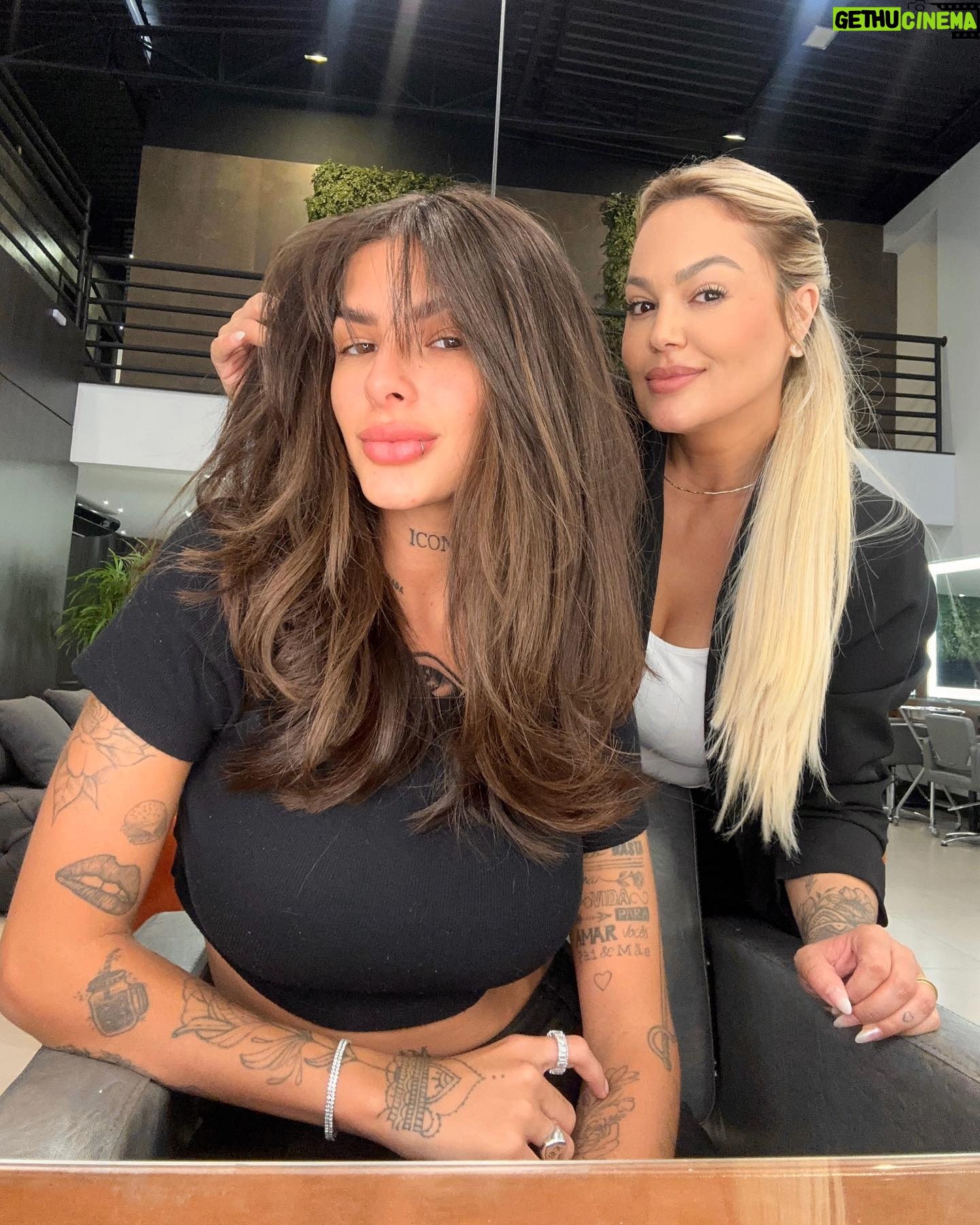 Lary Bottino Instagram - não largo não troco, meu corte perfeito no lugar perfeito ✨✨