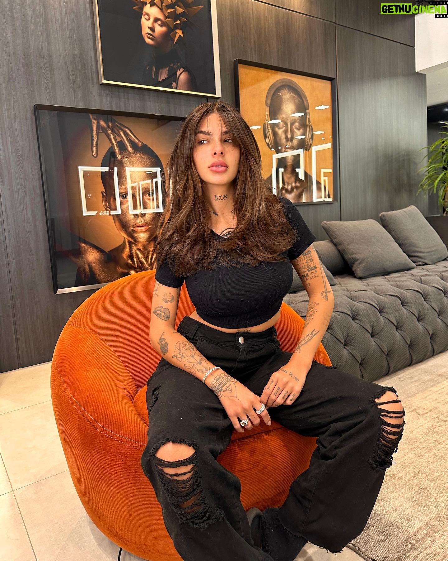 Lary Bottino Instagram - não largo não troco, meu corte perfeito no lugar perfeito ✨✨