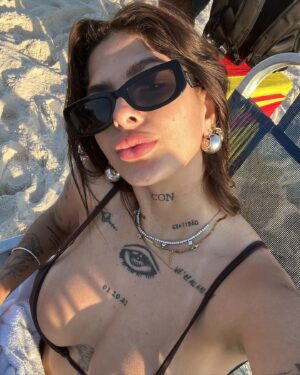Lary Bottino Instagram - perdido en la galeria