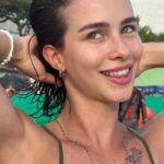 Laryssa Ayres Instagram - Toda descascada e cheia de bobice🗣️