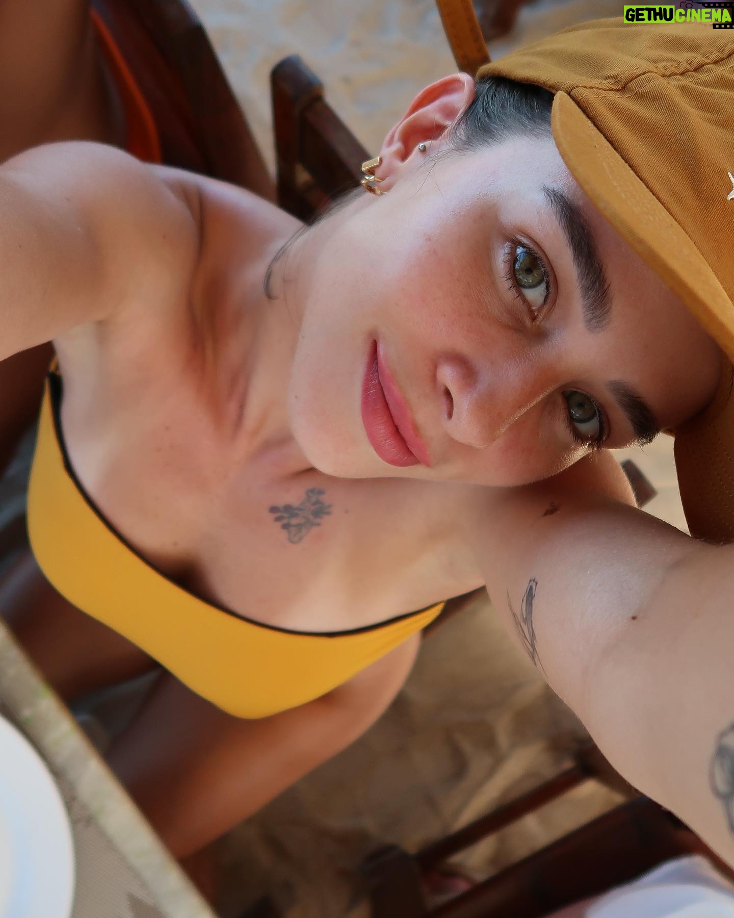 Laryssa Ayres Instagram - entre festas e aglomerações, uma pausa pra dentro e apreciação do momento presente com tanta coisa linda em volta 🌬️✨🧘🏼♂️ @reveillon.amore