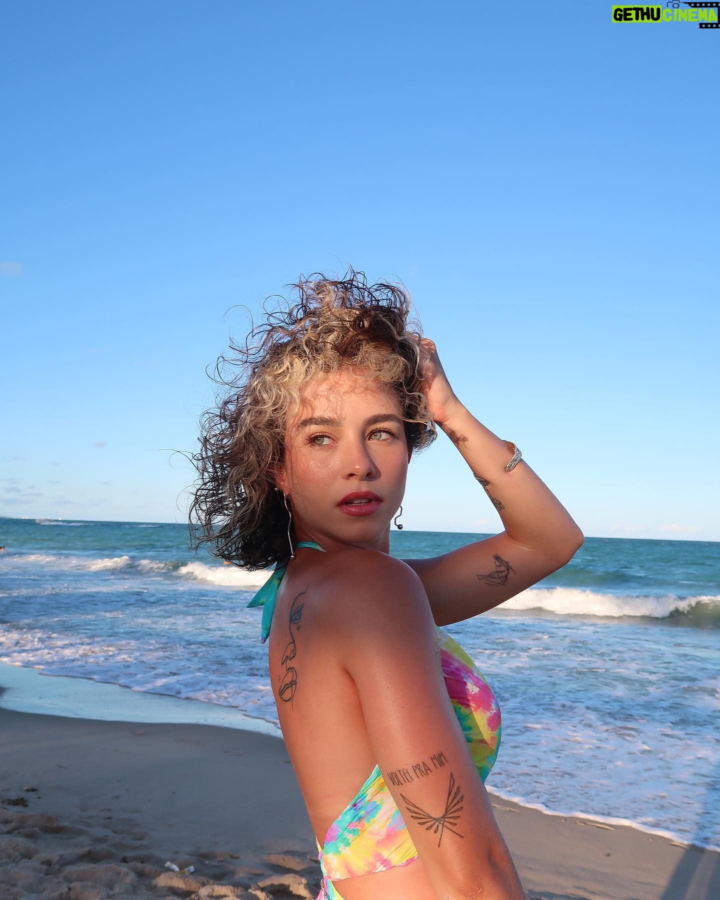 Laryssa Ayres Instagram - entre festas e aglomerações, uma pausa pra dentro e apreciação do momento presente com tanta coisa linda em volta 🌬️✨🧘🏼♂️ @reveillon.amore