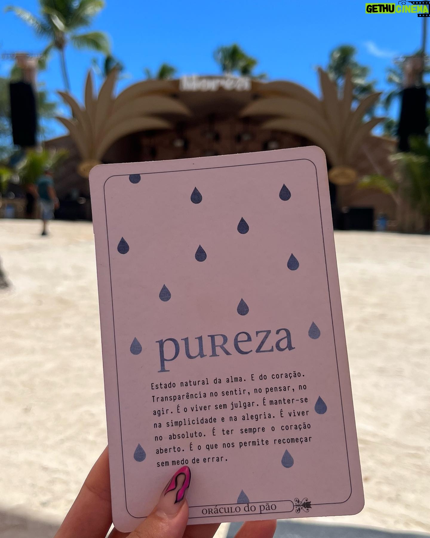 Laryssa Ayres Instagram - entre festas e aglomerações, uma pausa pra dentro e apreciação do momento presente com tanta coisa linda em volta 🌬️✨🧘🏼♂️ @reveillon.amore