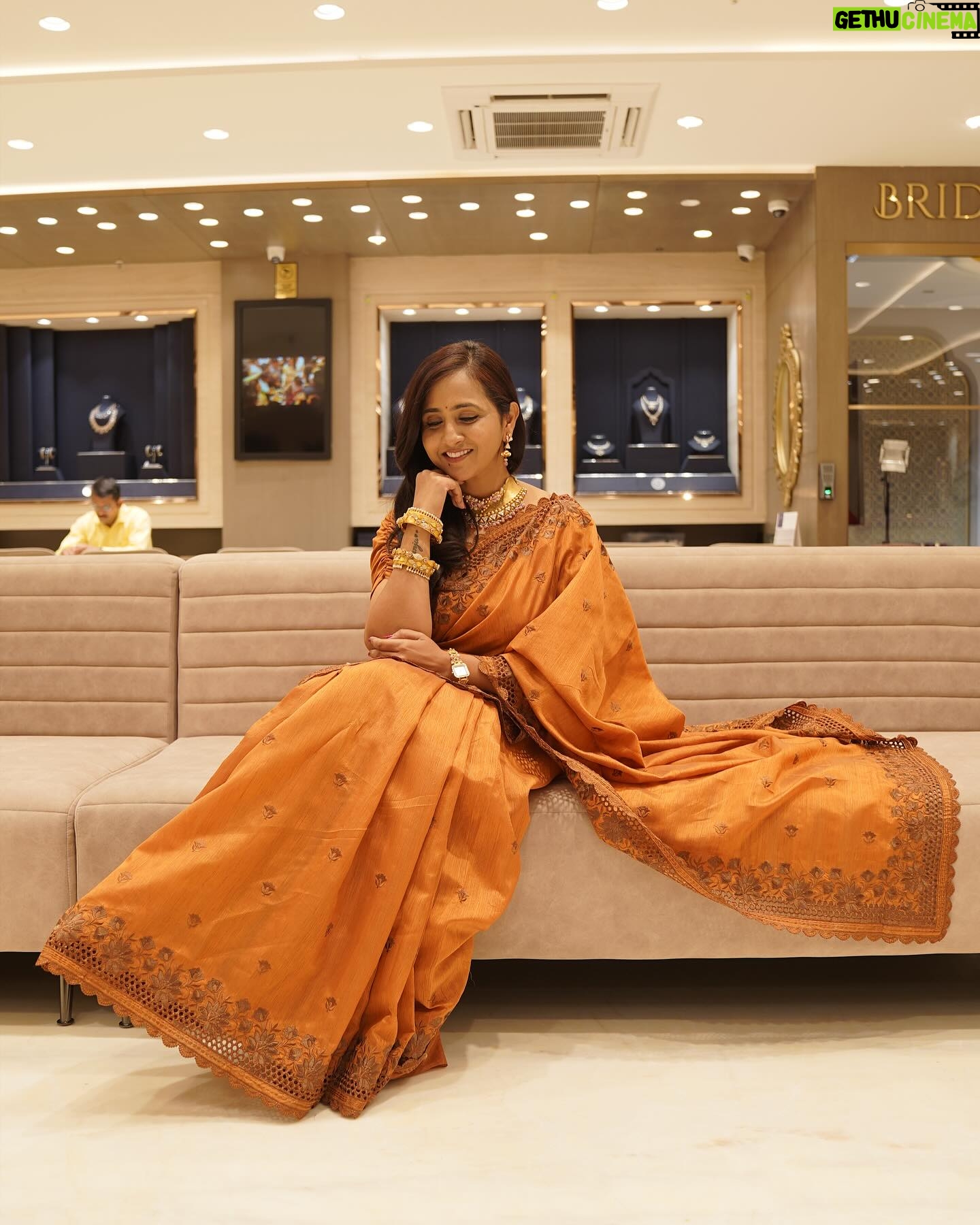 Lasya Manjunath Instagram - IT’S OK TO BE A LITTLE OBSESSED WITH JEWELLERY 💍 Gold jewellery: @devipavitraofficial Saree : @pari.designers_ Come, join for my Akshaya Tritiya shopping....Devi Pavitra Gold & Diamonds offers very exciting offers on this occasion - Flat 6% VA on Chains/Banges; Flat 12% on Stone Jewellery & on Diamond Jewellery Rs.51,999/- per carat, T&C Applies Watch Never Before Unique Designs in latest Gold and Diamond Jewellery with unbeatable offers… @devipavitraofficial First time of it's kind in Hyderabad - Bridal Studio for aspiring Brides Address For all occasions, One location : Devi Pavitra Gold & Diamonds 1st Floor,PNR Empire, Near Metro Pillar No : A 737 KUKATPALLY, Hyderabad. - 500072. Contact : 9406689999 managed by: @unomantrik unomantrik@gmail.com #devipavitraofficial #gold #diamonds #jewellery #jewellerycollection #latestjewellerydesigns #latestdesign #jewellerystore #goldjewellery #puregold #diamondjewellery