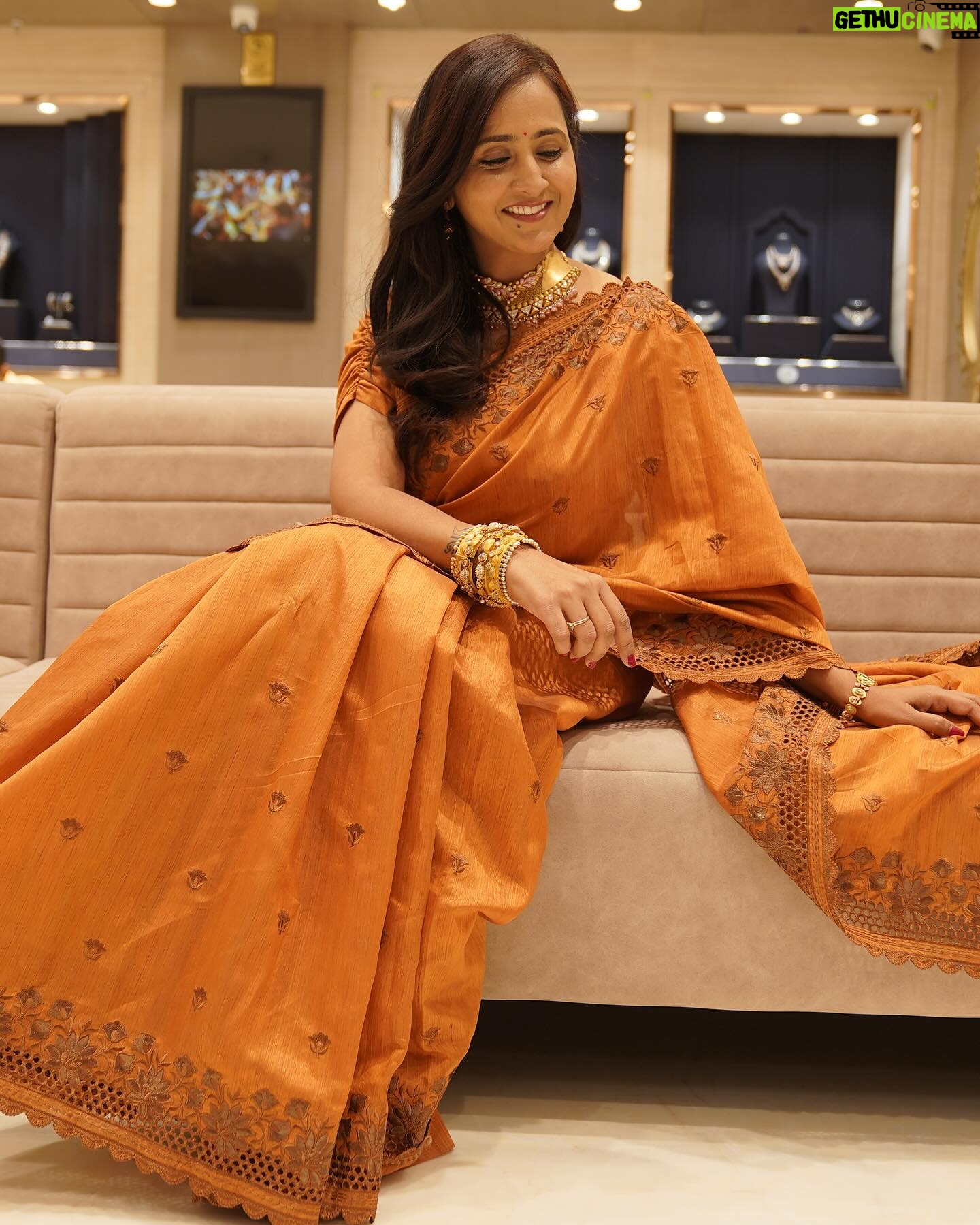 Lasya Manjunath Instagram - IT’S OK TO BE A LITTLE OBSESSED WITH JEWELLERY 💍 Gold jewellery: @devipavitraofficial Saree : @pari.designers_ Come, join for my Akshaya Tritiya shopping....Devi Pavitra Gold & Diamonds offers very exciting offers on this occasion - Flat 6% VA on Chains/Banges; Flat 12% on Stone Jewellery & on Diamond Jewellery Rs.51,999/- per carat, T&C Applies Watch Never Before Unique Designs in latest Gold and Diamond Jewellery with unbeatable offers… @devipavitraofficial First time of it's kind in Hyderabad - Bridal Studio for aspiring Brides Address For all occasions, One location : Devi Pavitra Gold & Diamonds 1st Floor,PNR Empire, Near Metro Pillar No : A 737 KUKATPALLY, Hyderabad. - 500072. Contact : 9406689999 managed by: @unomantrik unomantrik@gmail.com #devipavitraofficial #gold #diamonds #jewellery #jewellerycollection #latestjewellerydesigns #latestdesign #jewellerystore #goldjewellery #puregold #diamondjewellery