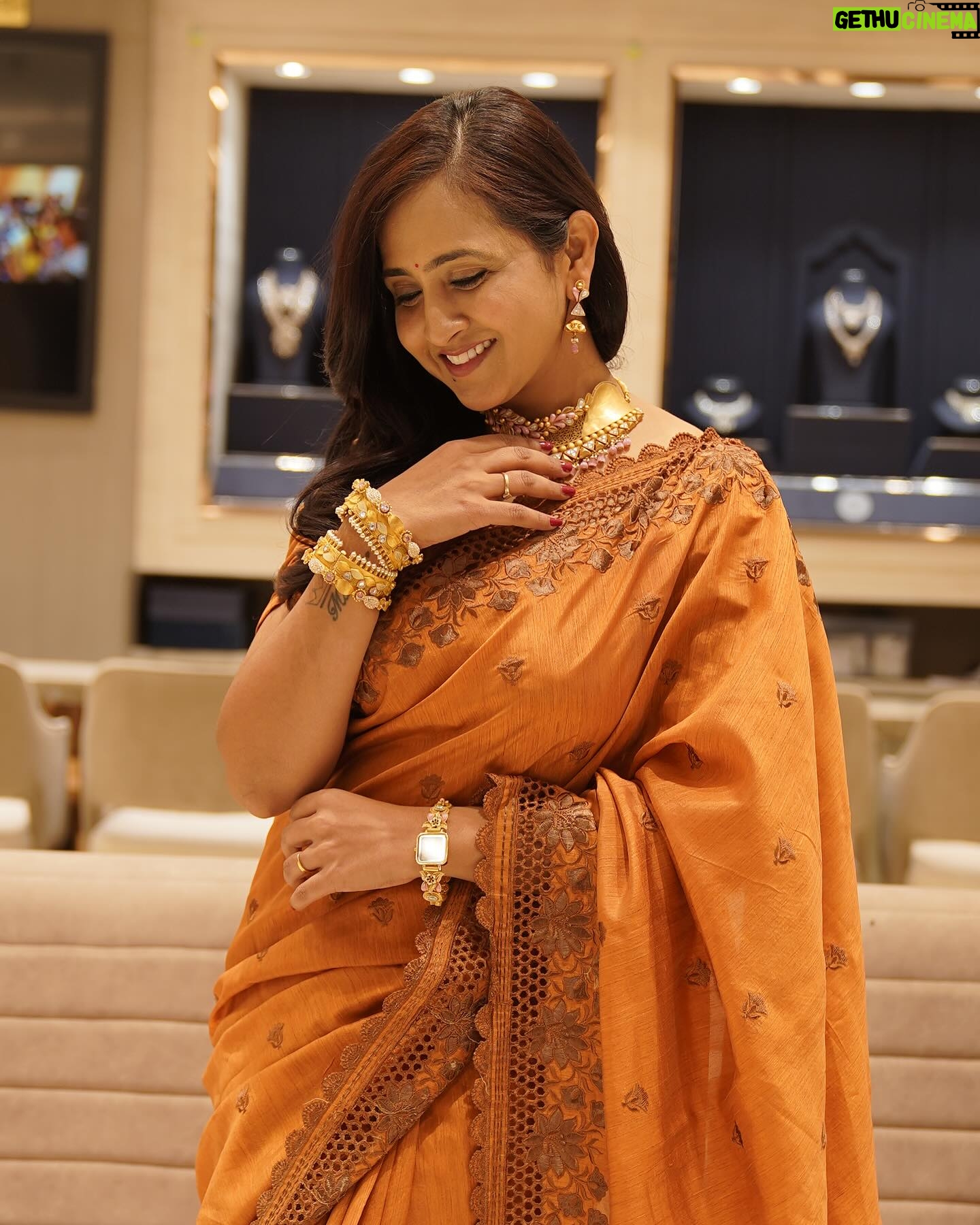 Lasya Manjunath Instagram - IT’S OK TO BE A LITTLE OBSESSED WITH JEWELLERY 💍 Gold jewellery: @devipavitraofficial Saree : @pari.designers_ Come, join for my Akshaya Tritiya shopping....Devi Pavitra Gold & Diamonds offers very exciting offers on this occasion - Flat 6% VA on Chains/Banges; Flat 12% on Stone Jewellery & on Diamond Jewellery Rs.51,999/- per carat, T&C Applies Watch Never Before Unique Designs in latest Gold and Diamond Jewellery with unbeatable offers… @devipavitraofficial First time of it's kind in Hyderabad - Bridal Studio for aspiring Brides Address For all occasions, One location : Devi Pavitra Gold & Diamonds 1st Floor,PNR Empire, Near Metro Pillar No : A 737 KUKATPALLY, Hyderabad. - 500072. Contact : 9406689999 managed by: @unomantrik unomantrik@gmail.com #devipavitraofficial #gold #diamonds #jewellery #jewellerycollection #latestjewellerydesigns #latestdesign #jewellerystore #goldjewellery #puregold #diamondjewellery