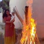Lasya Manjunath Instagram – మీలో ఉన్న ప్రతికూల ఆలోచనలను భోగిమంటల్లో వేసి.మీ జీవితంలోని కష్టాలు, దుఃఖాలు, బాధలు భోగిమంటల్లో కలిసిపోవాలని కోరుకుంటూ..
ఈ భోగి పండగ రోజున కొత్త జీవితానికి సుభారంభం కావాలని ..మీకు మీ కుటుంబ సభ్యులందరికీ భోగి పండుగ  శుభాకాంక్షలు. 

#bhogi🔥 #sankranthi #sankranthi2024