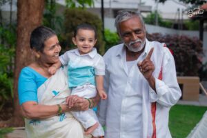 Lasya Manjunath Instagram - 💙🦋🫰🏻 Our Beautiful Family 👨‍👩‍👦‍👦🧿🧿 📸: @giggles_photography_hyd Family outfits : @pari.designers_