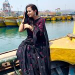 Lasya Manjunath Instagram – 🖤🩷

Saree : @pari.designers_