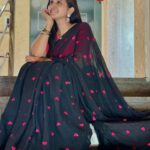 Lasya Manjunath Instagram – 🖤🩷

Saree : @pari.designers_