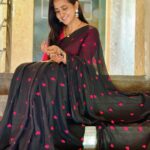 Lasya Manjunath Instagram – 🖤🩷

Saree : @pari.designers_