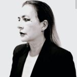 Laura Archbold Instagram - "Es un viaje al pasado pero tambien a la incertidumbre del futuro. Ya no soy la misma mujer que escribió estos poemas aunque por desgracia la realidad siga siendo la misma" @maria_maldad hoy cumple años mi María y sus palabras son mucho más precisas que las mías. El mundo para mí, está hecho de ti Matilde. Mami, ya camino sola pero me gusta más cuando lo hago a tu lado.