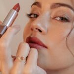 Laura Archbold Instagram – Cuando era pequeña, solía decir que no era fan del maquillaje, supongo que como un acto de rebeldía sin justificación. Me gustaba decir que era todo lo contrario a lo asociado con la feminidad. La vida fue encontrando muchas formas de hacerme callar…
Entendí que nada está preestablecido, que el maquillaje es un lenguaje y un juego divino, que no tiene nada que ver con el género y que la feminidad es una energía (llamando energía a todo aquello que no sabemos cómo explicar). 
Entendí que amarte sin juzgarte te hace ver mas bella y ojalá inspirar a todas las bellezas.
Ahora estoy descubriendo todo un lenguaje, una forma de expresión y una nueva voz, de la mano de NATURA y aunque todavía no soy muy hábil en el tema, encontré en los labiales el elemento que me hacen ver y sentir como una experta.
#maquillajenaturauna 
#labialesnaturauna 
@natura.colombia
#love