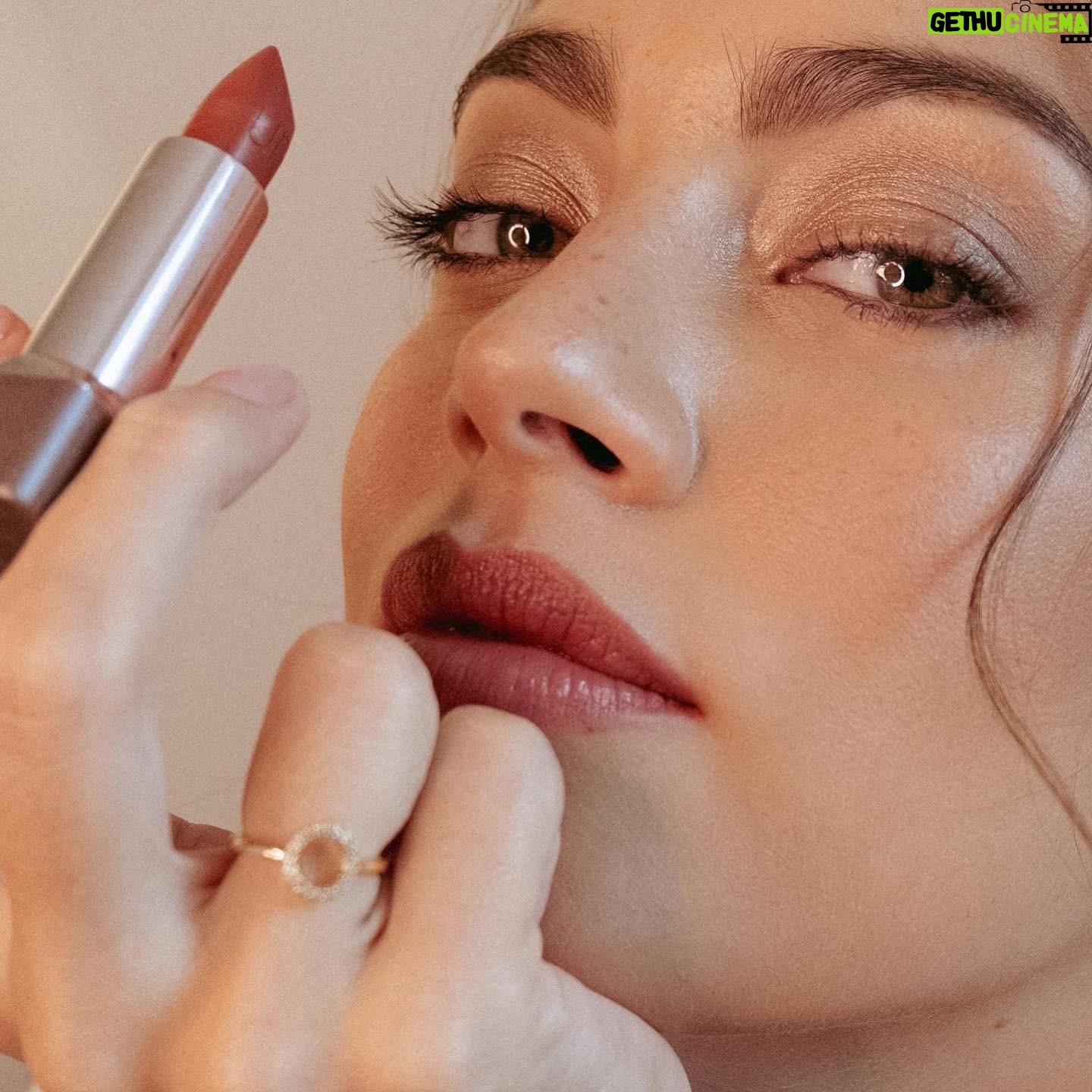 Laura Archbold Instagram - Cuando era pequeña, solía decir que no era fan del maquillaje, supongo que como un acto de rebeldía sin justificación. Me gustaba decir que era todo lo contrario a lo asociado con la feminidad. La vida fue encontrando muchas formas de hacerme callar… Entendí que nada está preestablecido, que el maquillaje es un lenguaje y un juego divino, que no tiene nada que ver con el género y que la feminidad es una energía (llamando energía a todo aquello que no sabemos cómo explicar). Entendí que amarte sin juzgarte te hace ver mas bella y ojalá inspirar a todas las bellezas. Ahora estoy descubriendo todo un lenguaje, una forma de expresión y una nueva voz, de la mano de NATURA y aunque todavía no soy muy hábil en el tema, encontré en los labiales el elemento que me hacen ver y sentir como una experta. #maquillajenaturauna #labialesnaturauna @natura.colombia #love