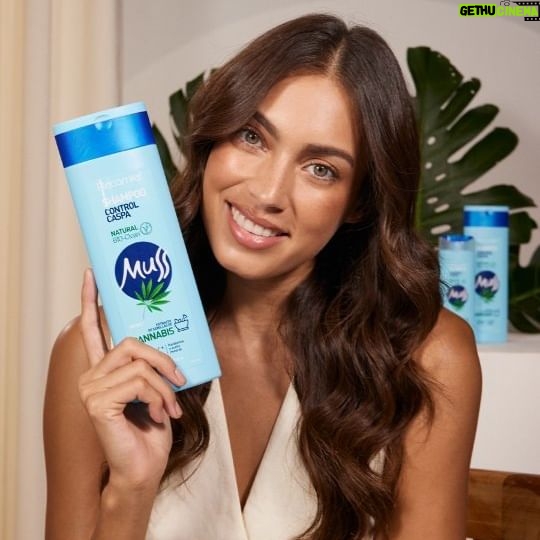 Laura Archbold Instagram - Laura nos cuenta un poco más de su historia, de sus momentos, de su vida, nos permite conocerla e inspirarnos de su ser y su aura maravillosa. 💙✨ Ama su naturalidad y le gusta expresarla sobre todo en su cabello. Cuéntanos si te gustó saber un poco más de ella.🌿 #muss #mujeresconhistoriasalnatural #mujer