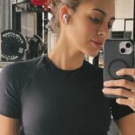 Laura Archbold Instagram - Esenciales 🤍 •Todos mis gadgets Apple están en @maccenter