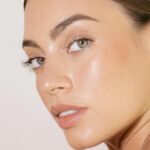 Laura Archbold Instagram - Primer plano de un Maquillaje natural con UNA de @natura.colombia Agradecimientos especiales a: El primer FPS 40: Protege la piel y suaviza la apariencia de los poros. Base HD: Alta cobertura, acción anti señales y alta definición por 24hs. Bruma Facial Hidra fix: Aumenta la fijación del maquillaje hasta por 18 horas. Lápiz de cejas, rubor y pestañina, también son #MaquillajeNatura 🤍 #menosesmas