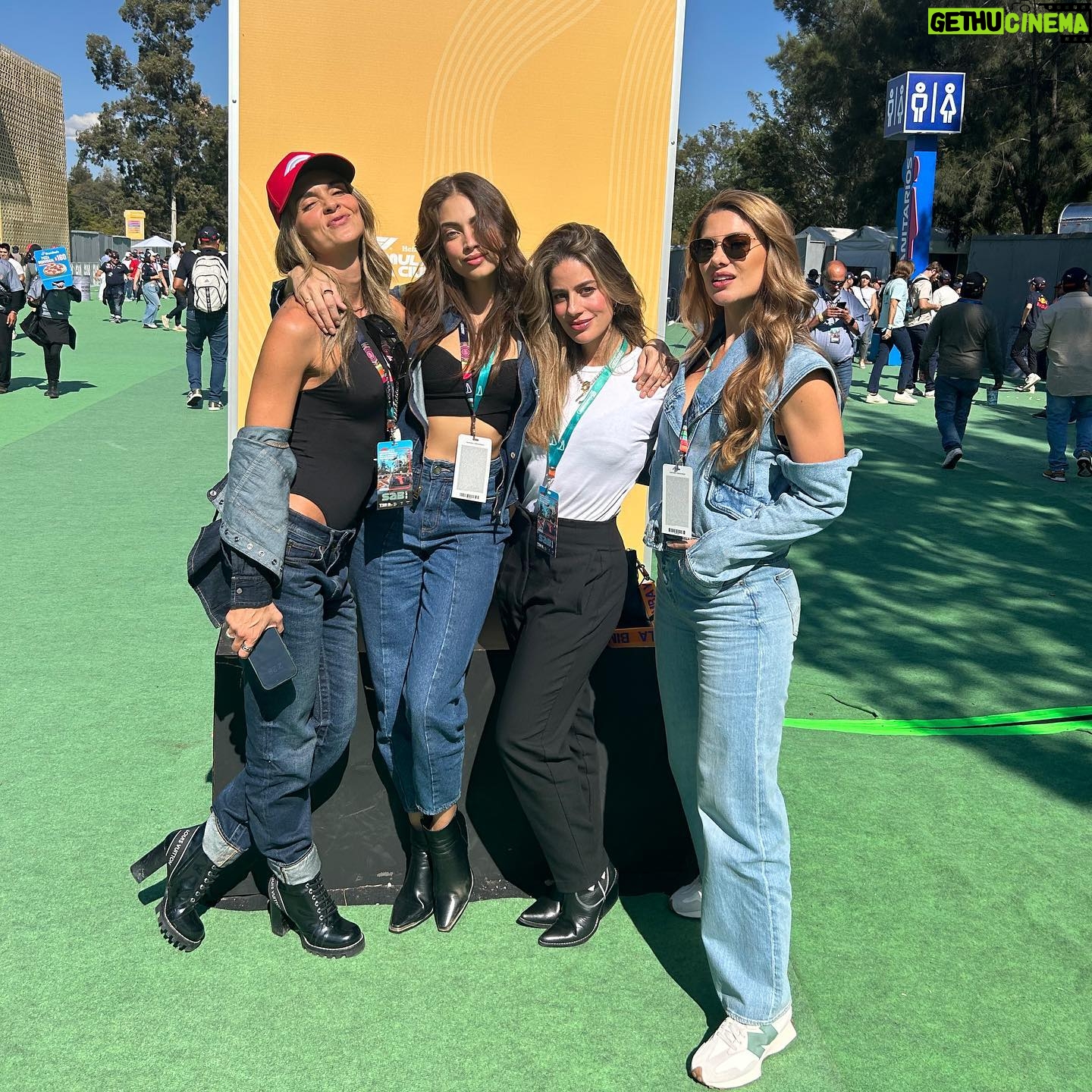 Laura Archbold Instagram - A la @f1 hace mucho le tenía ganas, llevo años siendo “fan de closet". Pero ningún plan vale la pena si la compañía no es especial. El ojo de @chevignon_ch no podría haber sido más acertado en escoger a este equipo. Me gusta coincidir con mujeres que le "meten la pata" a la crianza tradicional, que tienen la certeza que entre nosotras podemos ser amigas, que no es verdad que en equipo las mujeres "somos complicadas" mujeres que SON, en mayúscula musical. Ha sido bonito y especial. #megustanuchoesto #mexicomiamor #todasconchevignon