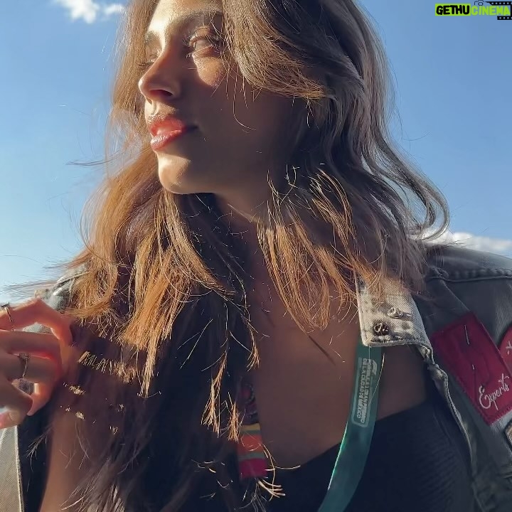 Laura Archbold Instagram - A la @f1 hace mucho le tenía ganas, llevo años siendo “fan de closet". Pero ningún plan vale la pena si la compañía no es especial. El ojo de @chevignon_ch no podría haber sido más acertado en escoger a este equipo. Me gusta coincidir con mujeres que le "meten la pata" a la crianza tradicional, que tienen la certeza que entre nosotras podemos ser amigas, que no es verdad que en equipo las mujeres "somos complicadas" mujeres que SON, en mayúscula musical. Ha sido bonito y especial. #megustanuchoesto #mexicomiamor #todasconchevignon
