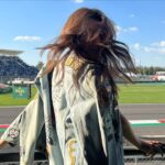 Laura Archbold Instagram – A la @f1 hace mucho le tenía ganas, llevo años siendo “fan de closet”.
Pero ningún plan vale la pena si la compañía no es especial. 
El ojo de @chevignon_ch no podría haber sido más acertado en escoger a este equipo. 
Me gusta coincidir con mujeres que le “meten la pata” a la crianza tradicional, que tienen la certeza que entre nosotras podemos ser amigas, que no es verdad que en equipo las mujeres “somos complicadas” mujeres que SON, en mayúscula musical. 
Ha sido bonito y especial.
#megustanuchoesto
#mexicomiamor
#todasconchevignon