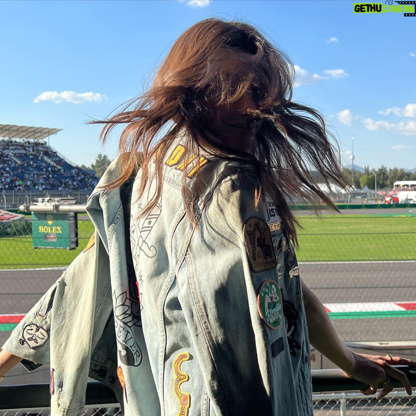 Laura Archbold Instagram - A la @f1 hace mucho le tenía ganas, llevo años siendo “fan de closet". Pero ningún plan vale la pena si la compañía no es especial. El ojo de @chevignon_ch no podría haber sido más acertado en escoger a este equipo. Me gusta coincidir con mujeres que le "meten la pata" a la crianza tradicional, que tienen la certeza que entre nosotras podemos ser amigas, que no es verdad que en equipo las mujeres "somos complicadas" mujeres que SON, en mayúscula musical. Ha sido bonito y especial. #megustanuchoesto #mexicomiamor #todasconchevignon