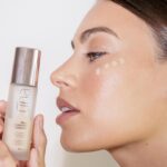 Laura Archbold Instagram - Primer plano de un Maquillaje natural con UNA de @natura.colombia Agradecimientos especiales a: El primer FPS 40: Protege la piel y suaviza la apariencia de los poros. Base HD: Alta cobertura, acción anti señales y alta definición por 24hs. Bruma Facial Hidra fix: Aumenta la fijación del maquillaje hasta por 18 horas. Lápiz de cejas, rubor y pestañina, también son #MaquillajeNatura 🤍 #menosesmas
