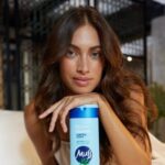 Laura Archbold Instagram - Cuando te cuidas con ingredientes de origen natural se nota. Gracias a Muss y a su línea Control Caspa por dejarme descubrir lo maravilloso que es mi pelo.😊💙 #Muss #controlcaspa #nuevo