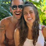 Laura Archbold Instagram – La primera es una foto alterada con inteligencia artificial. Y si me preguntan que debemos aprenderle a AI es, que solo responde cuando se le pregunta. 
Las otras fotos son para recordarme lo mucho que me gusta reír y agradecer lo feliz que he sido, que soy y que proponiéndomelo, seguiré siendo. 
#lavidaescomedia
