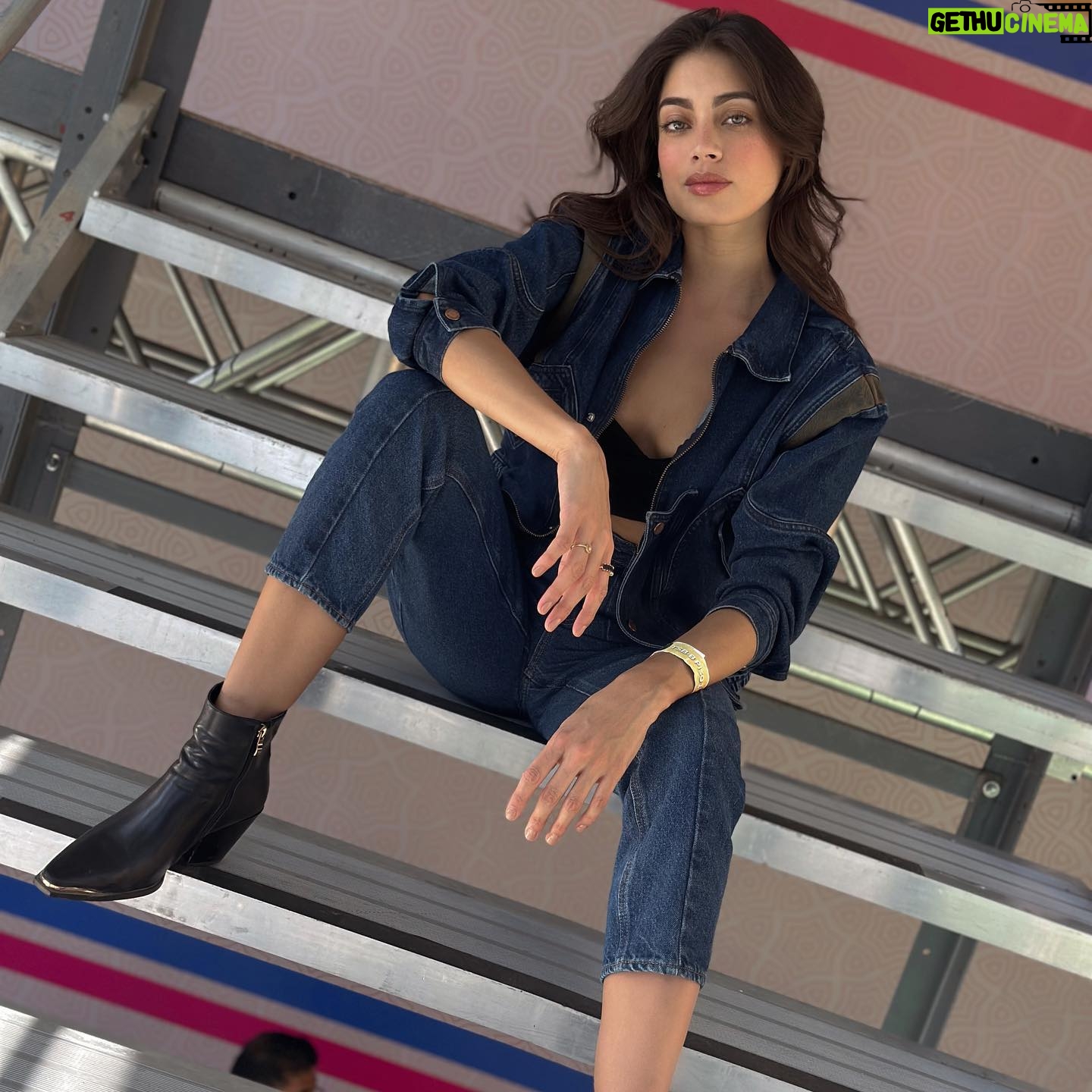 Laura Archbold Instagram - A la @f1 hace mucho le tenía ganas, llevo años siendo “fan de closet". Pero ningún plan vale la pena si la compañía no es especial. El ojo de @chevignon_ch no podría haber sido más acertado en escoger a este equipo. Me gusta coincidir con mujeres que le "meten la pata" a la crianza tradicional, que tienen la certeza que entre nosotras podemos ser amigas, que no es verdad que en equipo las mujeres "somos complicadas" mujeres que SON, en mayúscula musical. Ha sido bonito y especial. #megustanuchoesto #mexicomiamor #todasconchevignon