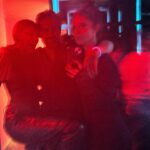 Laura Archbold Instagram – La primera es una foto alterada con inteligencia artificial. Y si me preguntan que debemos aprenderle a AI es, que solo responde cuando se le pregunta. 
Las otras fotos son para recordarme lo mucho que me gusta reír y agradecer lo feliz que he sido, que soy y que proponiéndomelo, seguiré siendo. 
#lavidaescomedia