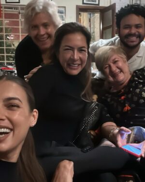 Laura Archbold Instagram - La primera es una foto alterada con inteligencia artificial. Y si me preguntan que debemos aprenderle a AI es, que solo responde cuando se le pregunta. 
Las otras fotos son para recordarme lo mucho que me gusta reír y agradecer lo feliz que he sido, que soy y que proponiéndomelo, seguiré siendo. 
#lavidaescomedia