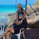 Laura Archbold Instagram – Dame la mano para darle la vuelta a mi isla bonita.
🌴