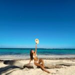 Laura Archbold Instagram – Dame la mano para darle la vuelta a mi isla bonita.
🌴