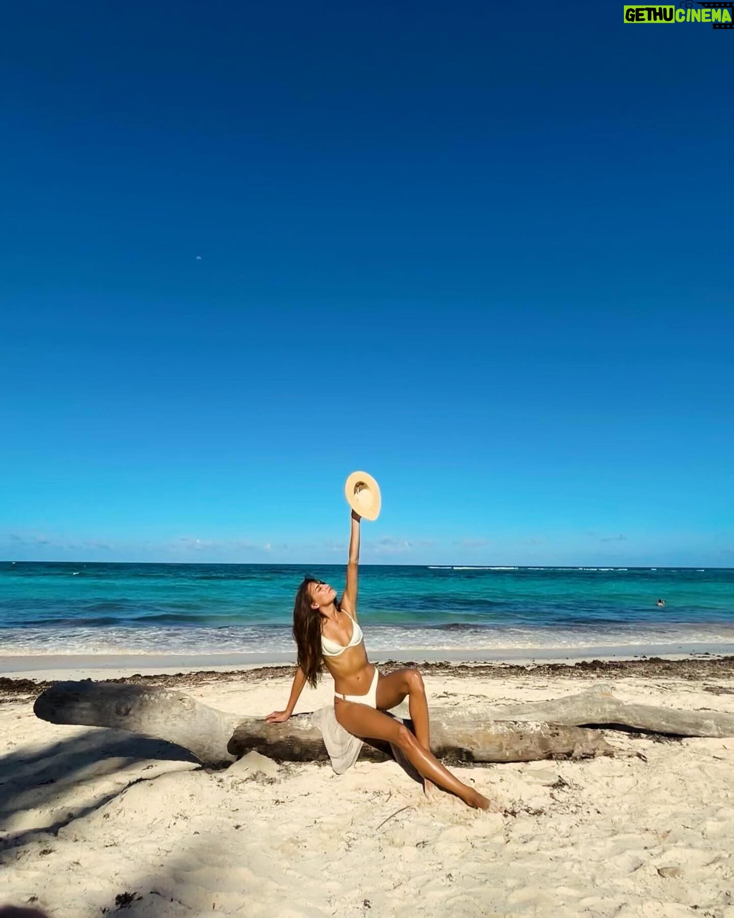 Laura Archbold Instagram - Dame la mano para darle la vuelta a mi isla bonita. 🌴