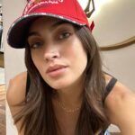 Laura Archbold Instagram - Fui una niña a la que le gustaba “hacer cosas de niña” Correr descalza, embarrarse la ropa y pedalear mi bicicleta tan rápido como pudiera para llegar a la luna, jugar a la guerra con bombitas de agua y disfrutar profundamente de un buen baño bajo la lluvia. Tenía amigas tenía amigos y me subía en cada árbol para recoger cualquier cosa que no se me hubiera perdido. Fui una niña que hacía cosas de niña cuando no entendías de divisiones. Una niña con pantalón, con vestido, con tacones, con con tenis o tocando el barro con las plantas de los pies. Corre como niña, juega como niña, embárrate como niña, patea la pelota como una niña y se independiente como una mujer. La virtud del ser también se encuentra en no dividir. ✨