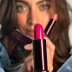 Laura Archbold Instagram - ¡Vámonos de fiesta con UNA de Natura! 💃🏻 La magia de la navidad, llegó en forma de maquillaje. Labiales hidratantes de mil colores, delineadores líquidos para los ojos con tonos divinos (para mirar con carácter) y un perfume delicioso que te acompañará todo el día. #MaquillajeNatura #FiestasNatura #RegalaNatura @natura.colombia