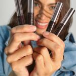Laura Archbold Instagram - ¡Vámonos de fiesta con UNA de Natura! 💃🏻 La magia de la navidad, llegó en forma de maquillaje. Labiales hidratantes de mil colores, delineadores líquidos para los ojos con tonos divinos (para mirar con carácter) y un perfume delicioso que te acompañará todo el día. #MaquillajeNatura #FiestasNatura #RegalaNatura @natura.colombia