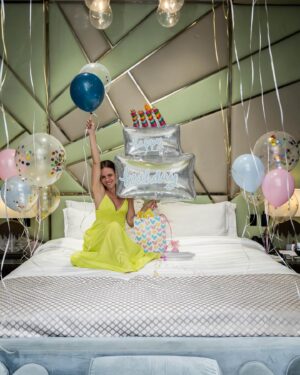 Laura Carmine Instagram - I’m too young to be this old, Happy birthday to me! 

Gracias @maydecolumna por traerme todos los globitos y una vez podemos celebrar juntas nuestro cumple te amoooooo

Gracias @olvhotel por darme tanto en este tiempo, por celebrarme y darme unos días con excelente trato 

📸 by: @__mr.photos__ 
Coordinador: @joseanvelezb 
🎂: @adriaestradacaceres